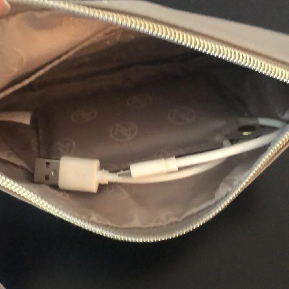 ADRIENNE VITTADINI charging wristlet wallet. - Picture 8 of 8